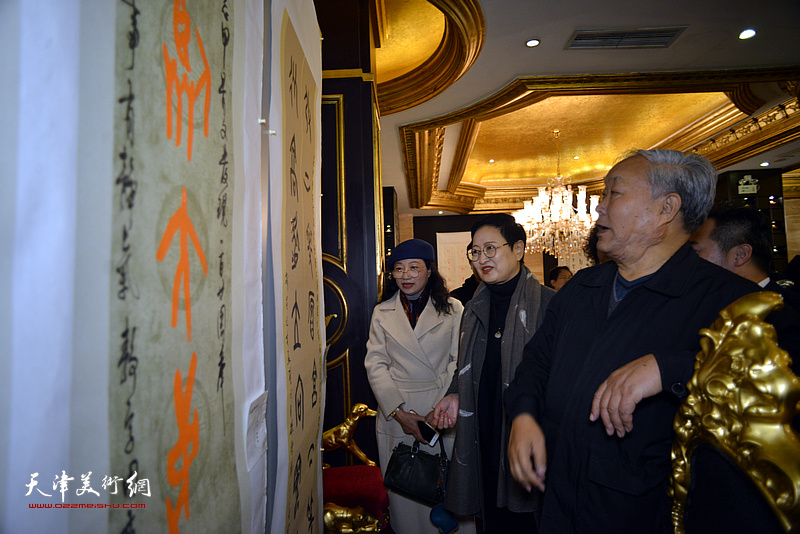 唐云来、郑少英、王霭馨在巡回展现场观赏展品。