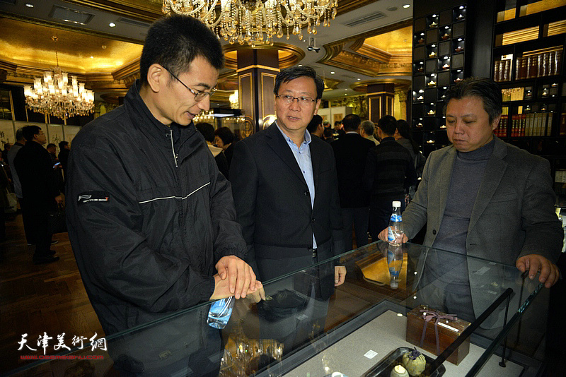 吕景春、杨健君、姜金军在巡回展现场观赏展品。