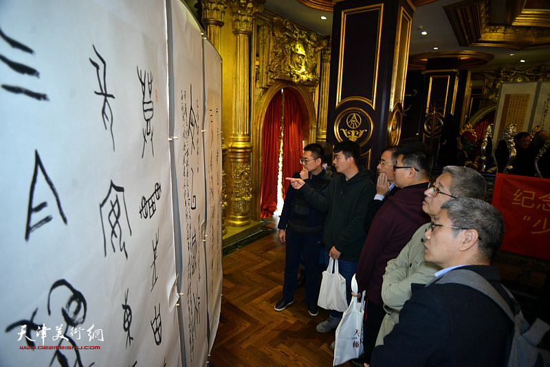 纪念甲骨文发现120周年“大美甲骨文”国际书法大赛巡回天津展现场。