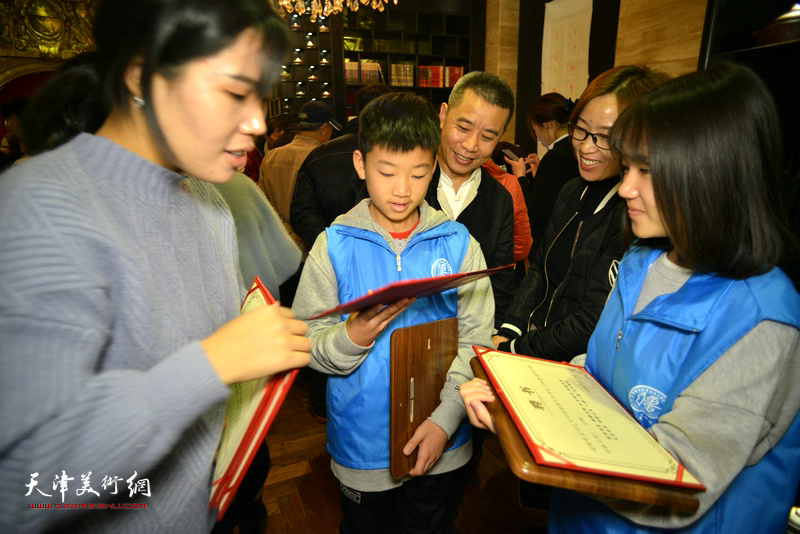 纪念甲骨文发现120周年“大美甲骨文”国际书法大赛巡回天津展现场。