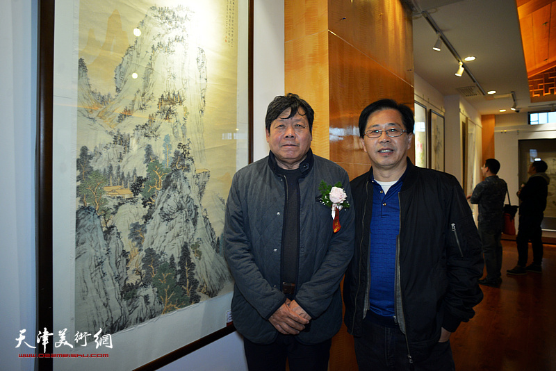郭鸿春、刘小山在画展现场。
