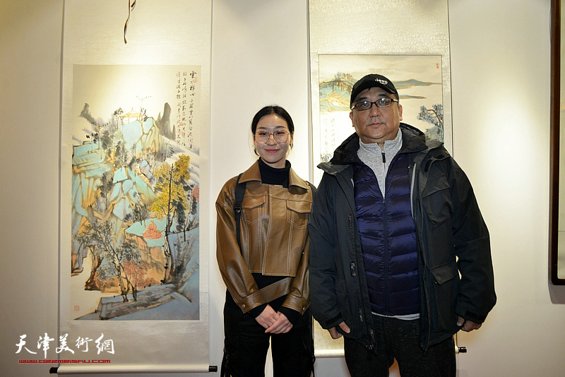 杨文、段欣鸿在画展现场。