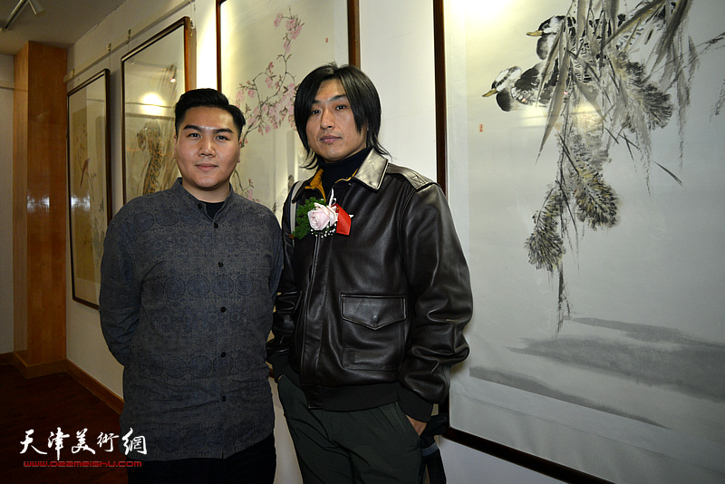 刘璐、高嵩在画展现场。
