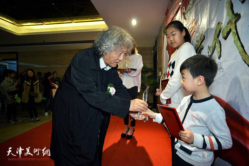 刘向东为获奖的小画家颁奖。