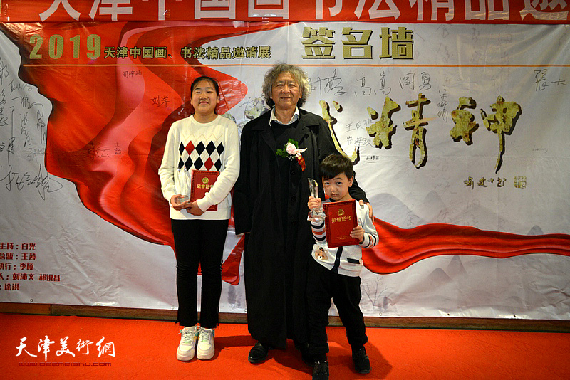 刘向东为获奖的小画家颁奖。