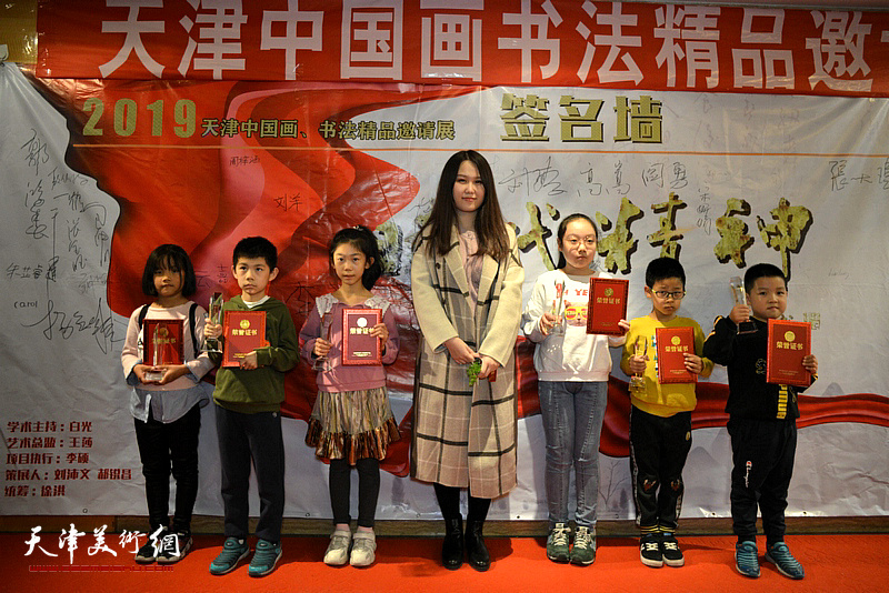 宋妍婧为获奖的小画家颁奖。
