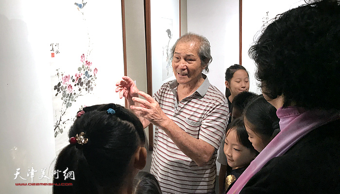 范玉生先生为茹芦草堂的学子们讲解萧朗先生的画作。
