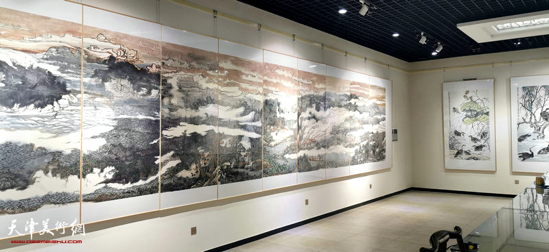 “描绘雄安美术作品国内巡展—历史卷”画说雄安宝坻展布展现场。