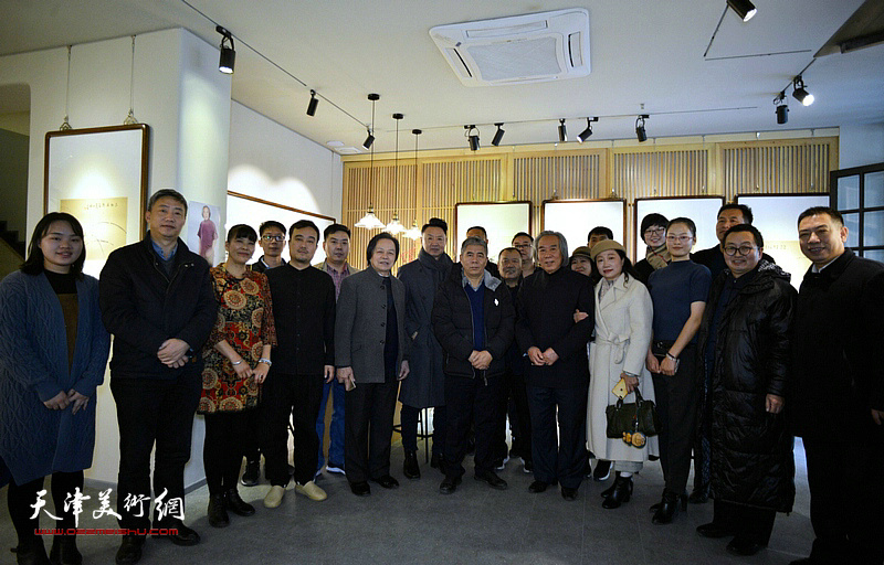 “彼岸花开——霍春阳精品展”在天津瀚琮空间展出，图为霍春阳教授与嘉宾、藏家和艺术爱好者在画展现场。