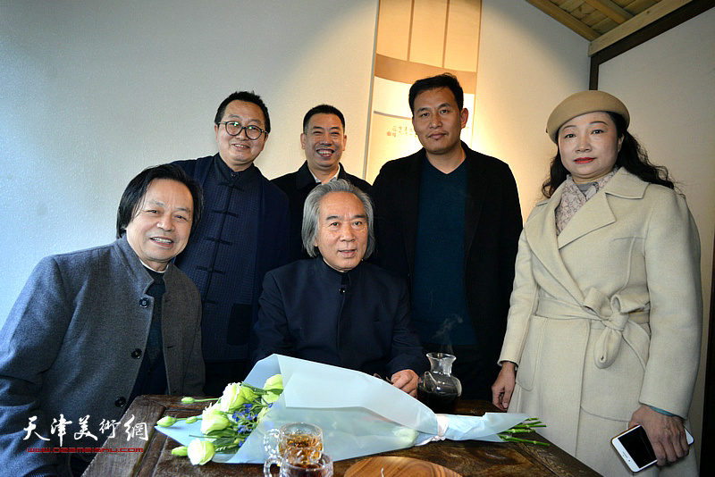 霍春阳教授与单长鸿、王霭馨等在画展现场。