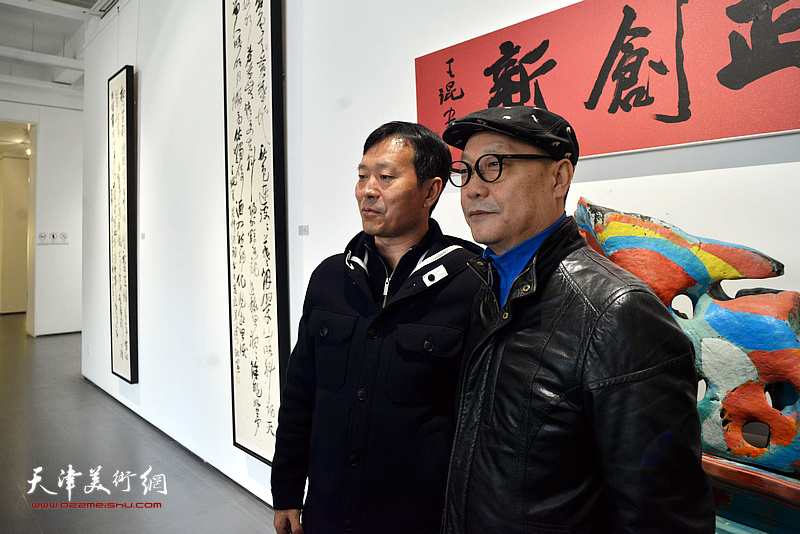 赵长生、石磊在展览现场。