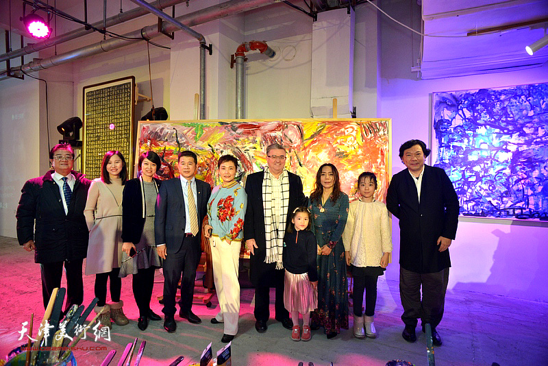 淋子、秀夫与各界来宾在当代艺术作品沙龙活动现场。