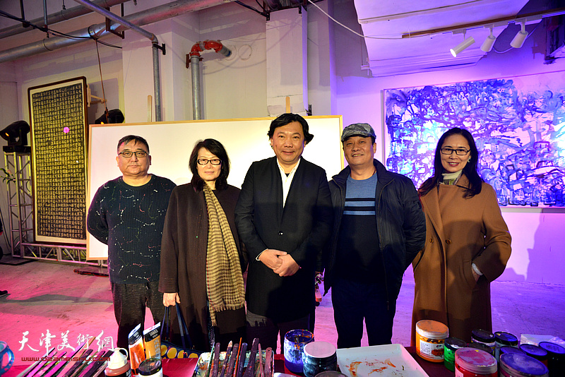 秀夫、杨志芳、杨紫均、杨文在当代艺术作品沙龙活动现场。