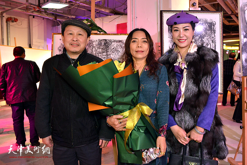 淋子与张立涛、翟瑾在当代艺术作品沙龙活动现场。