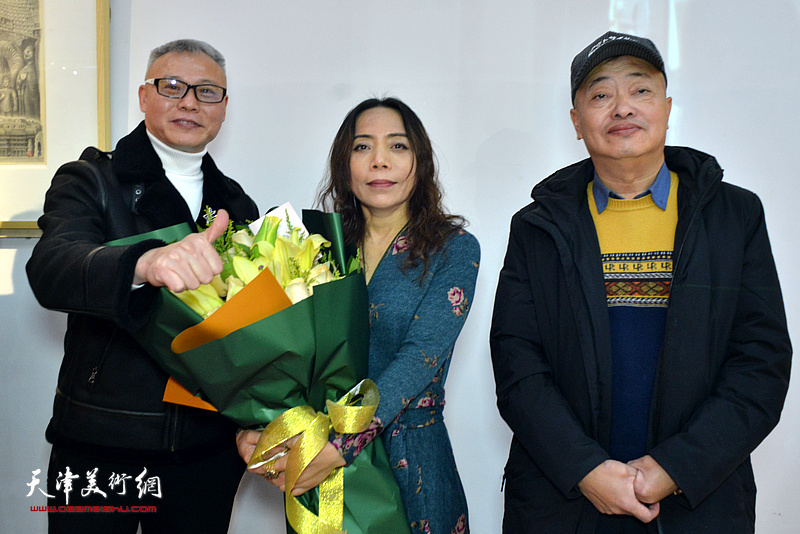 淋子与张俊国、李秋荣在当代艺术作品沙龙活动现场。