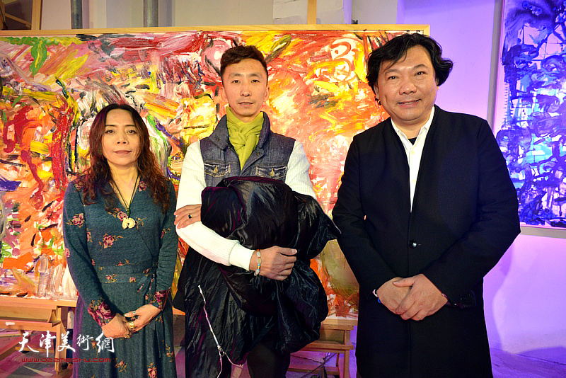 淋子、秀夫与来宾在当代艺术作品沙龙活动现场。