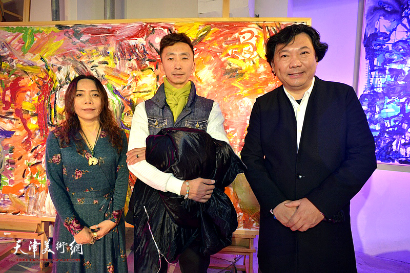 淋子、秀夫与来宾在当代艺术作品沙龙活动现场。