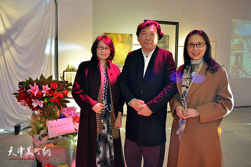 秀夫、杨志芳、杨紫均在当代艺术作品沙龙活动现场。