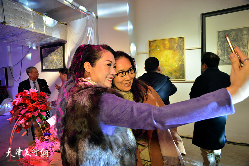 杨志芳、翟瑾在当代艺术作品沙龙活动现场。