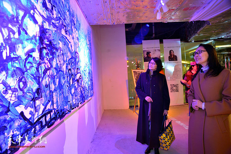 杨志芳、杨紫均观赏展出的淋子、秀夫作品。