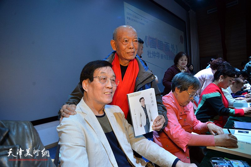 杜仲华与读者在签售分享活动现场。