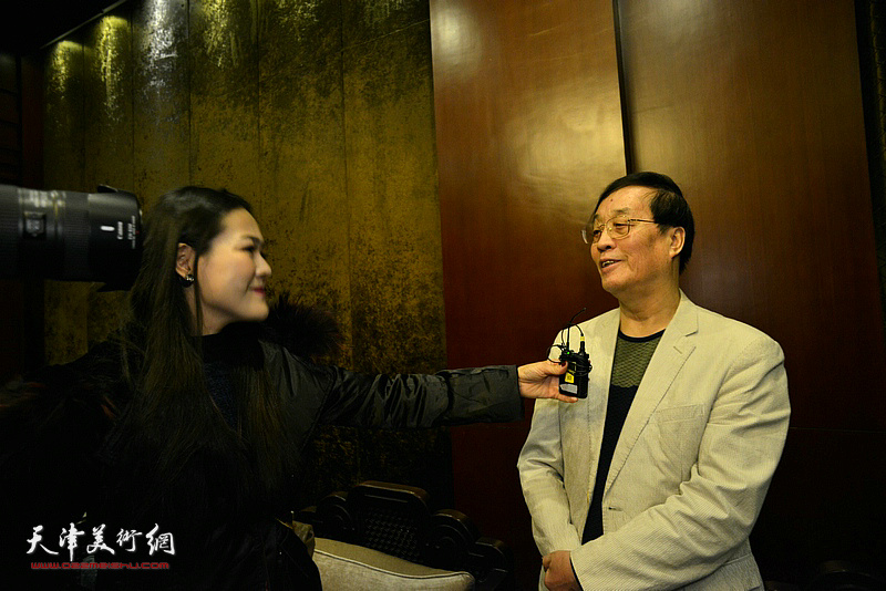 杜仲华在签售分享活动现场接受记者齐祺现场采访。