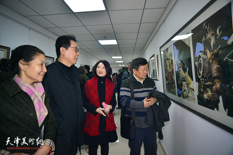 刘书翰、帅起、蔡露滋观看展出的作品。