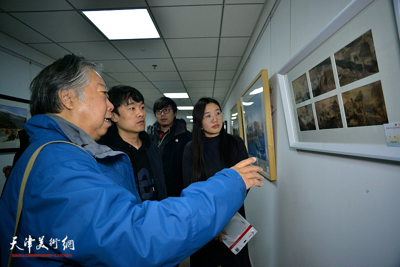 石增琇、于文娟、单莉莉观看展出的作品。