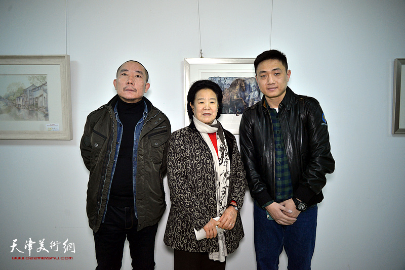 曹秀荣与王再善、南开人民文化馆美术负责人刘刚在画展现场。
