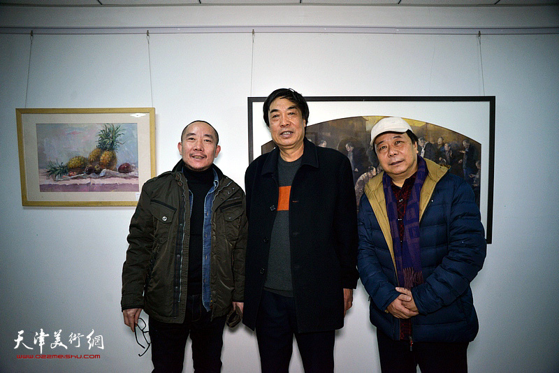 左起：王再善、杜晓光、赵寅在画展现场。