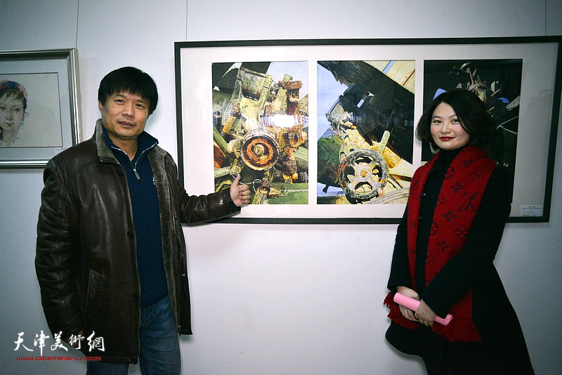 王海涛、蔡露滋在展出的作品前。