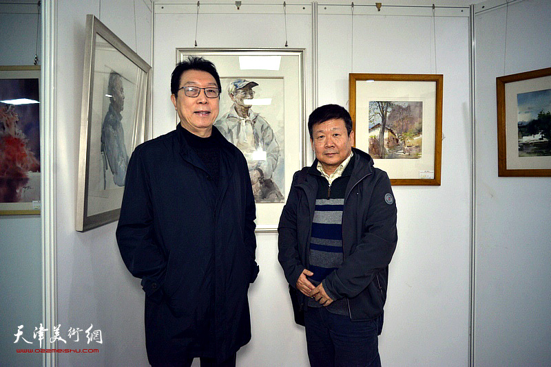 刘书翰、帅起在展出的作品前。