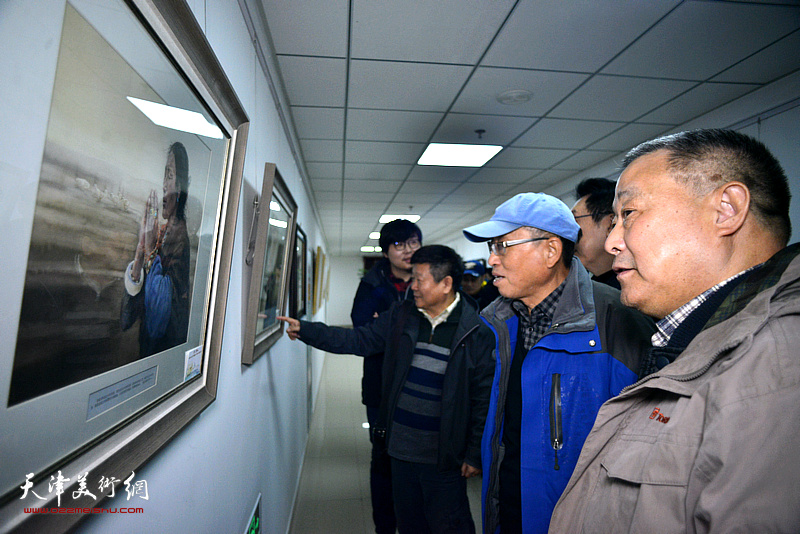 “津门彩汇——庆祝中华人民共和国成立70周年水彩画作品展”现场。