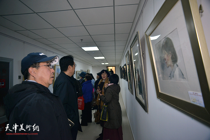 “津门彩汇——庆祝中华人民共和国成立70周年水彩画作品展”现场。