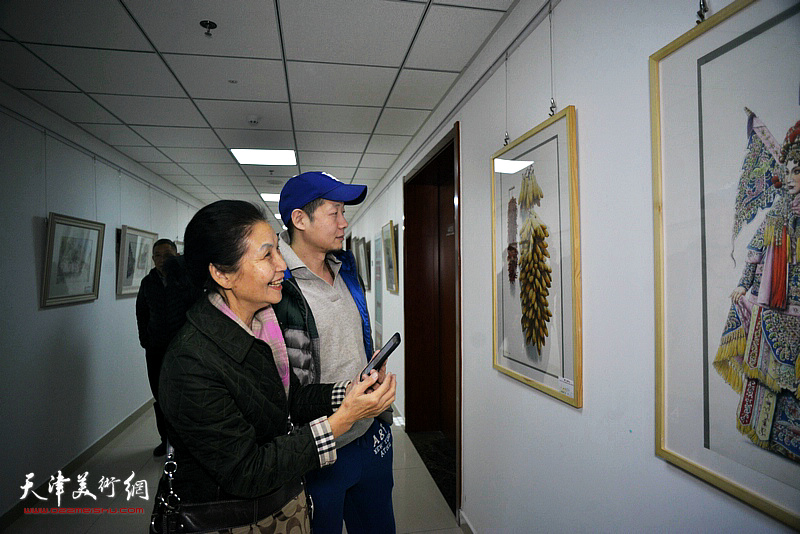 “津门彩汇——庆祝中华人民共和国成立70周年水彩画作品展”现场。