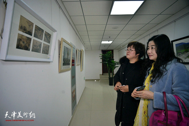 “津门彩汇——庆祝中华人民共和国成立70周年水彩画作品展”现场。
