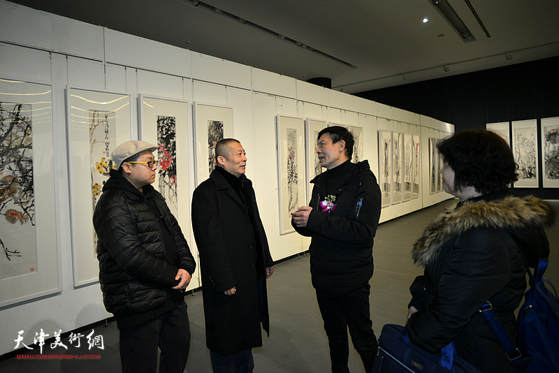 黎柱成与部分参展作者在画展现场。