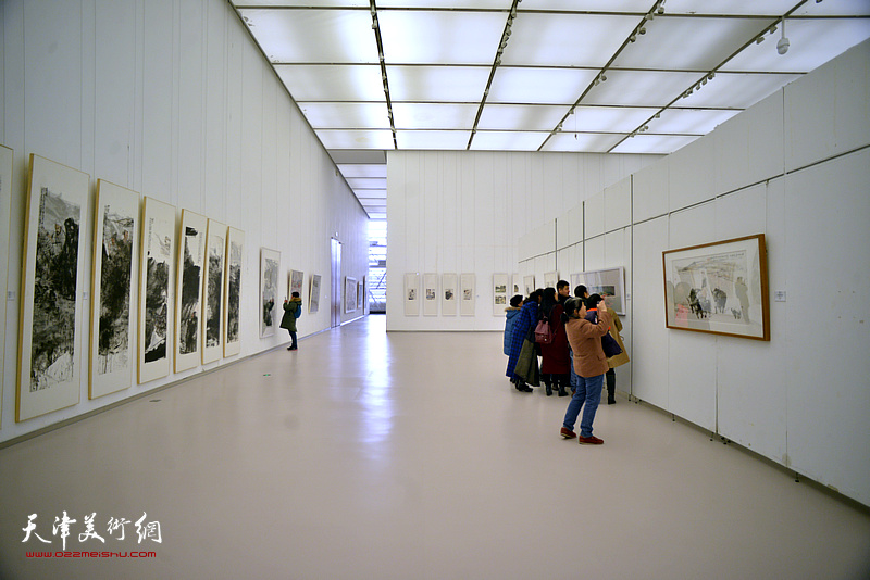 “时代精神——当代院风年度大展”在天津美术馆开幕。