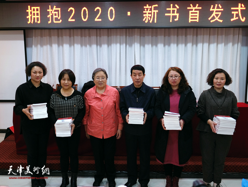 老作家航鹰与读者在“拥抱2020·新书首发式”上。