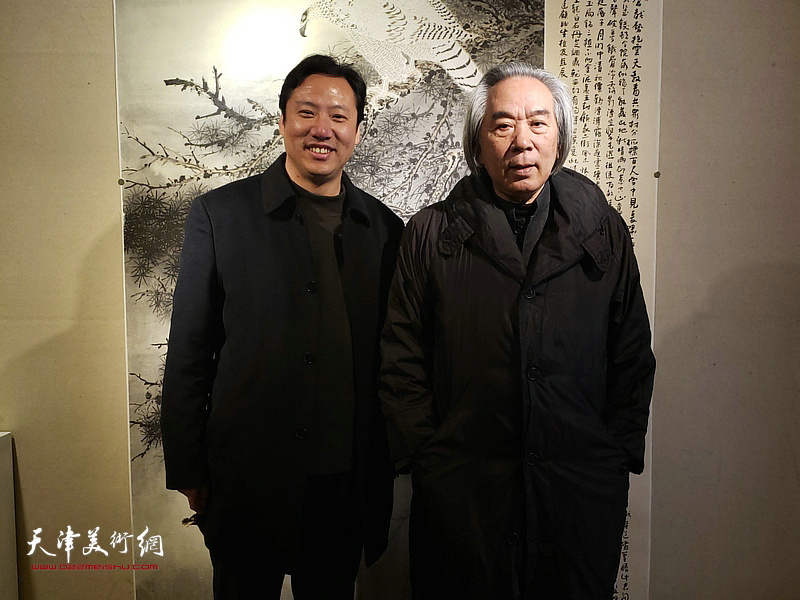霍春阳先生与弟子李亚在“李亚精品展”现场。