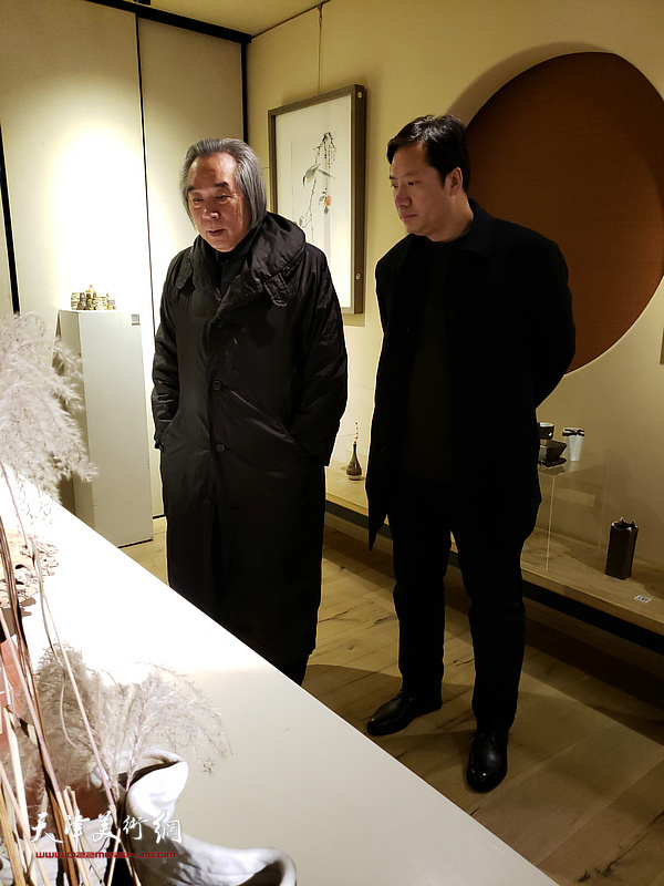 霍春阳先生与弟子李亚在“李亚精品展”现场观赏展出的画作。