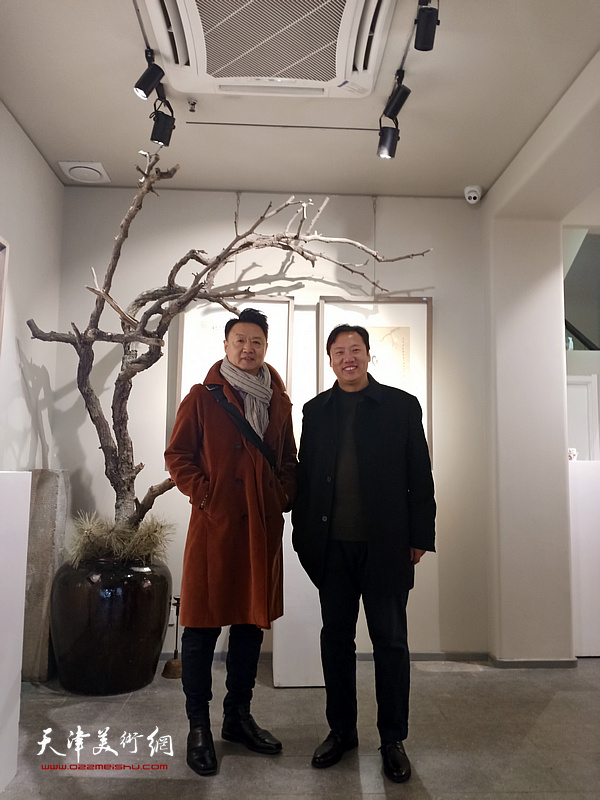 李亚与画家李旺在“李亚精品展”现场。