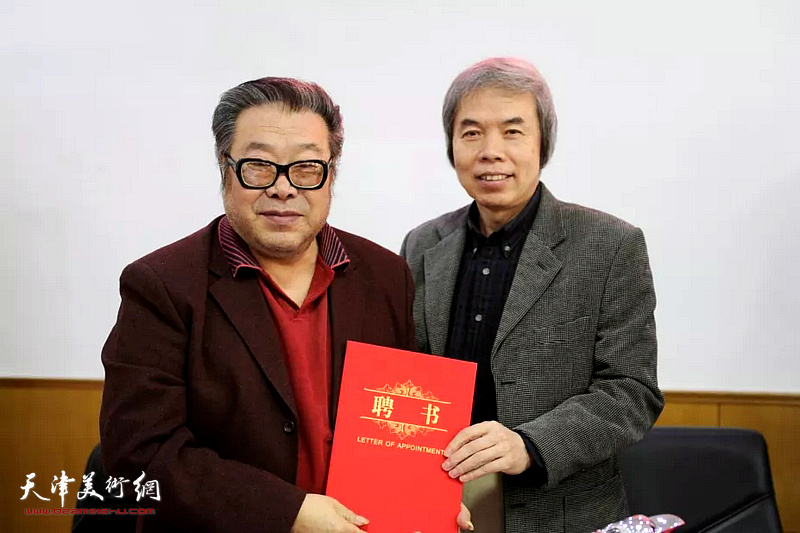 民盟天津画院院长孙敬忠向顾问朱小平颁发聘书。