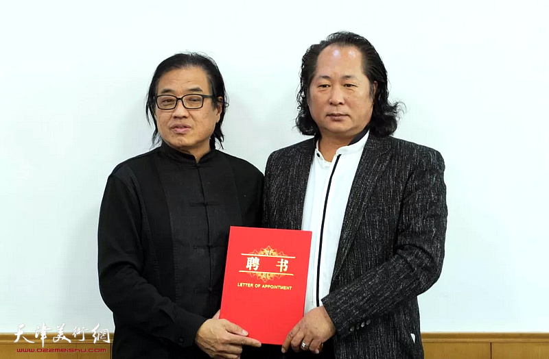 民盟天津画院常务副院长景育民向理事刘长龙颁发聘书。