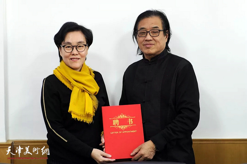 民盟天津画院常务副院长景育民向理事华露香颁发聘书。