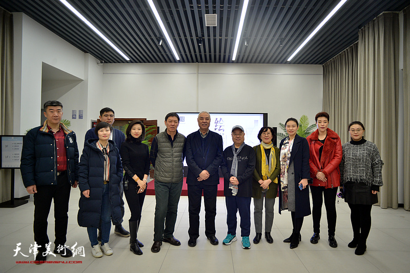 赵国经、王美芳、姜陆、王立宪与郭彦英等大观美术馆团队在画展现场。