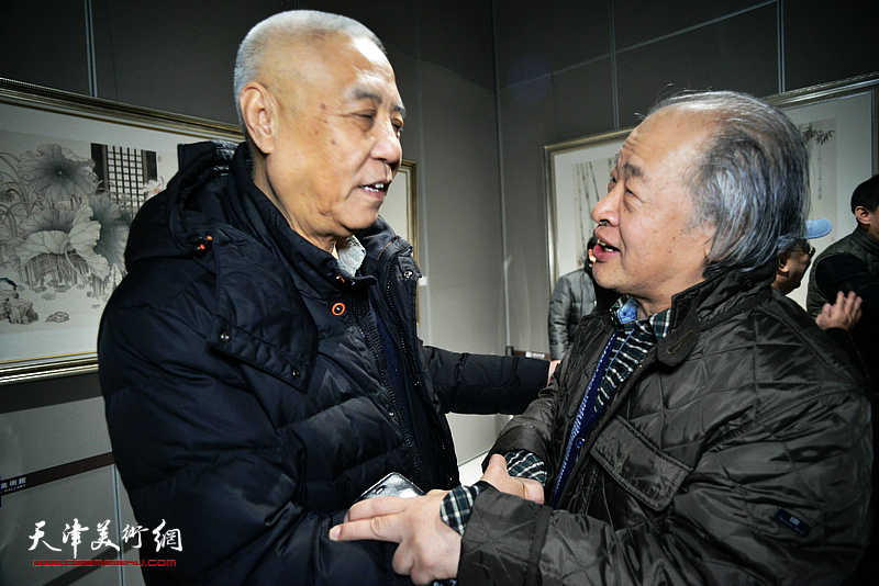 天津美术家协会主席王书平到场向姜陆祝贺画展开幕。