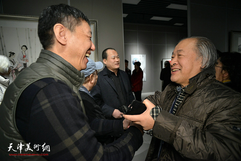 天津美术家协会主席王书平到场向王立宪祝贺画展开幕。