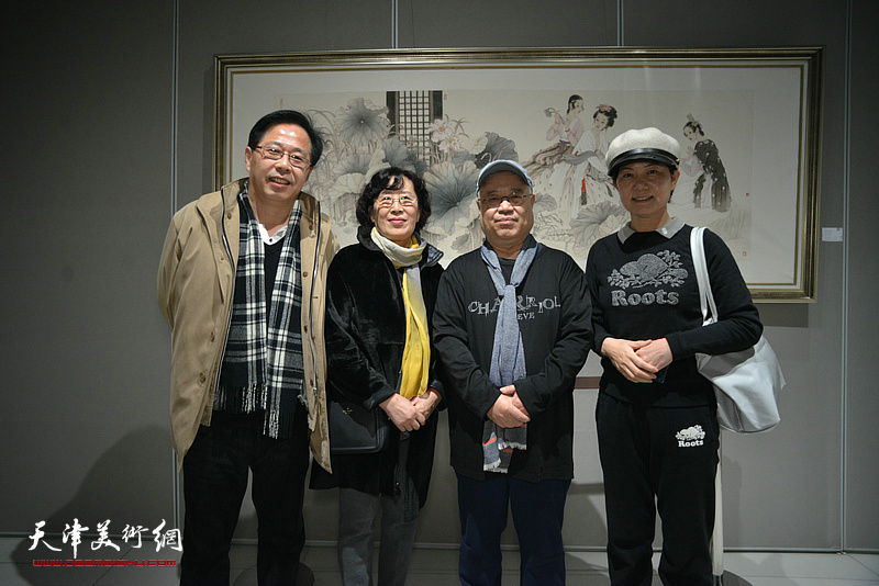 赵国经、王美芳与刘小山夫妇在画展现场。