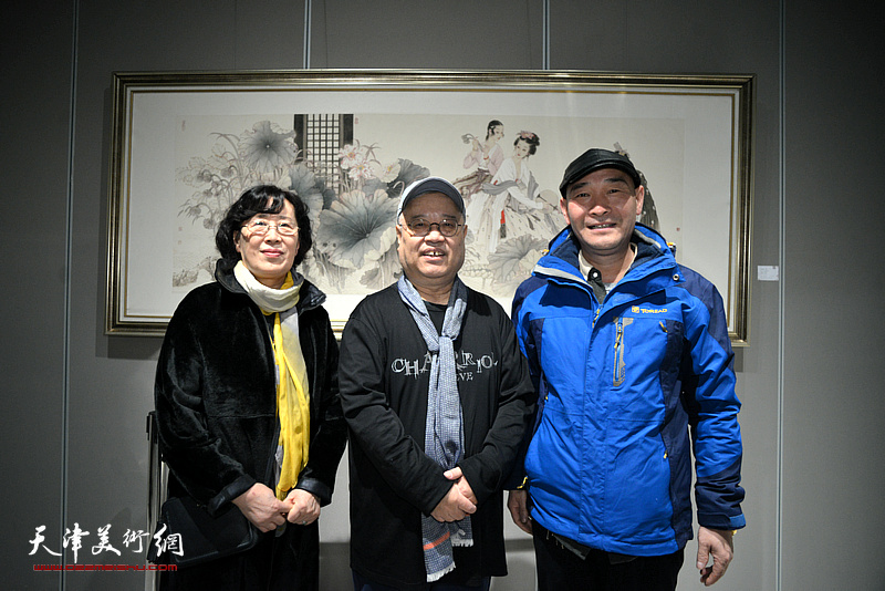 赵国经、王美芳与卢新利在画展现场。